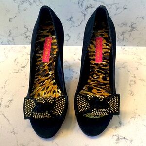 ✨NWOB Betsey Johnson Black Suede Vero Cuoio Heels.